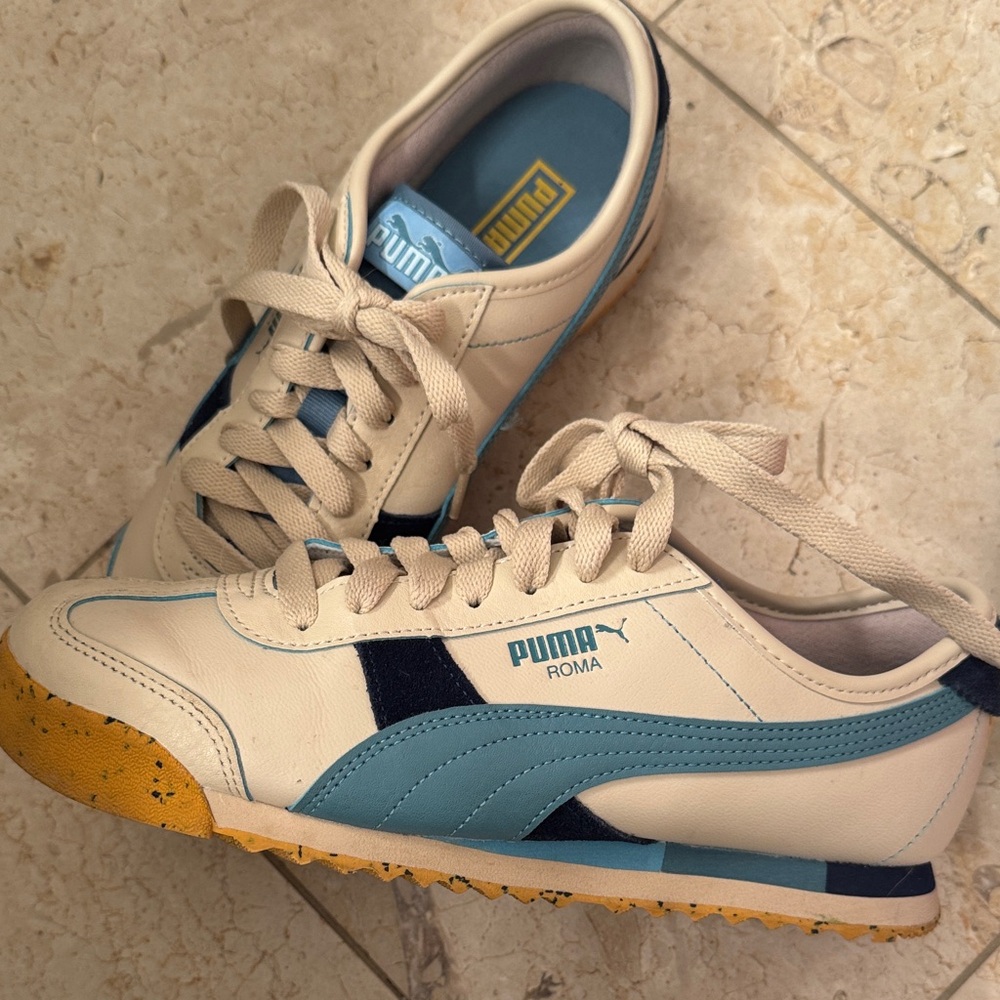 Puma Roma Sneakers in Cream and Blue